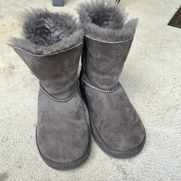 Girls Bailey Button Ugg Boots - Picture 2 of 4